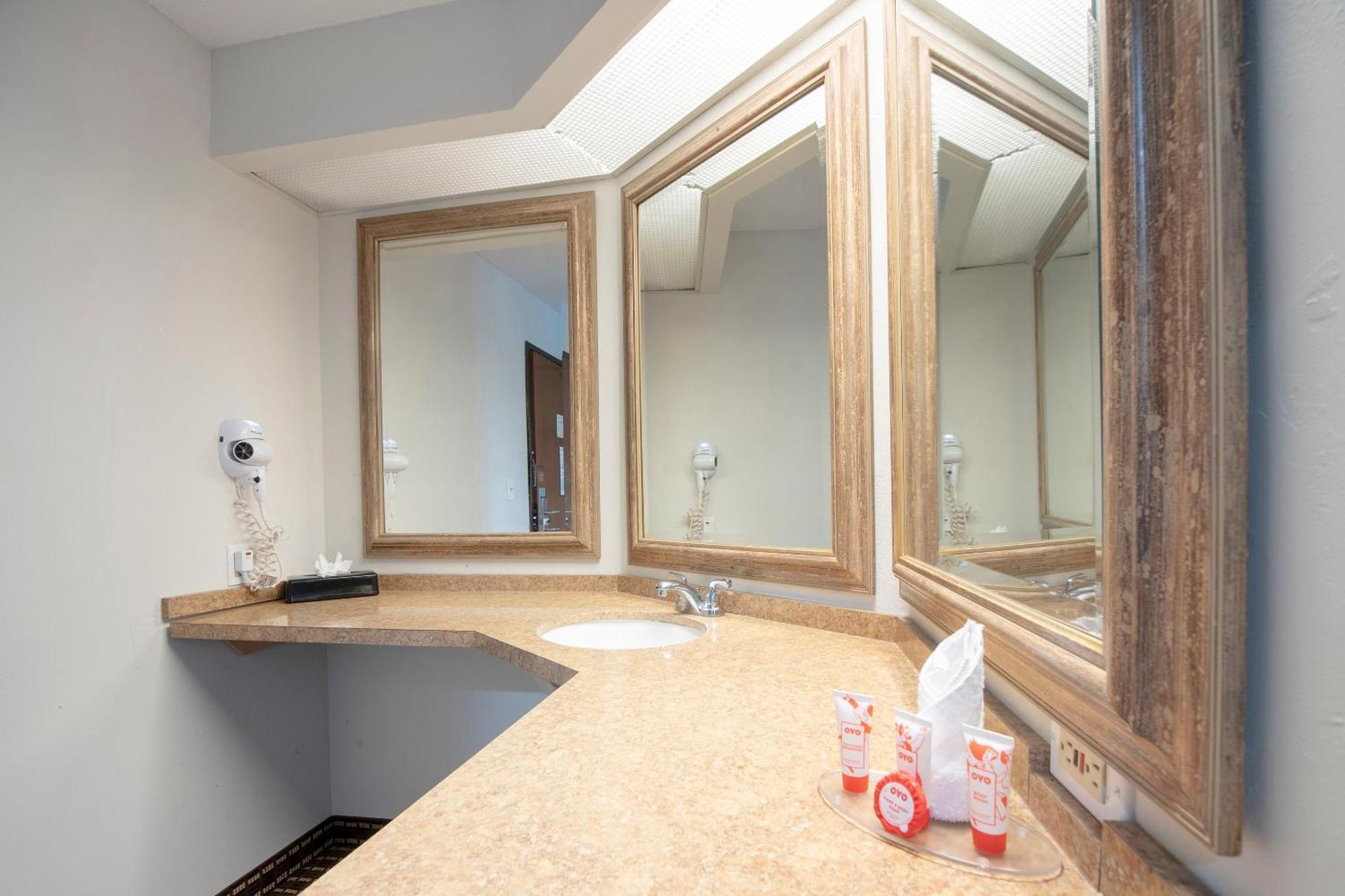Oyo Townhouse Houston Airport North Hotell Eksteriør bilde